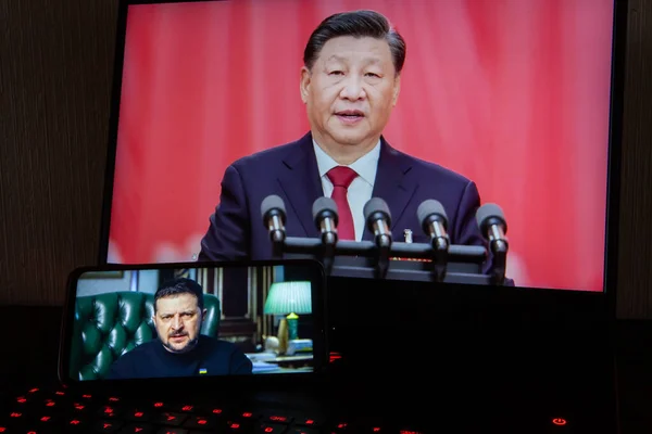 Kyiv, Ukrayna - 16 Mart 2023: Ukrayna Cumhurbaşkanı Volodymyr Zelenskyy başkanlıktan telefon ekranında, Çin Cumhurbaşkanı Xi Jinping ise arka planda.