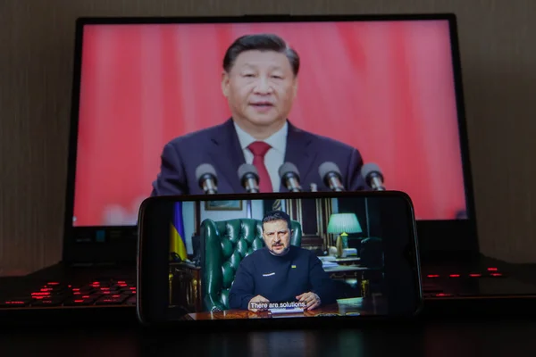 Kyiv, Ukrayna - 16 Mart 2023: Ukrayna Cumhurbaşkanı Volodymyr Zelenskyy başkanlıktan telefon ekranında, Çin Cumhurbaşkanı Xi Jinping de arka planda.