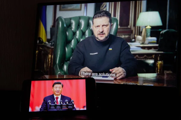 Kyiv, Ukrayna - 16 Mart 2023: Çin başkanı Xi Jinping telefon ekranında ve Volodymyr Zelenskyy arka planda Ukrayna cumhurbaşkanı.