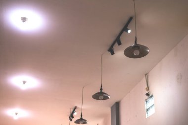 Tavanda asılı dekoratif modern oda lambası. Asılı lamba, kolye lambası, avize fotoğrafı.