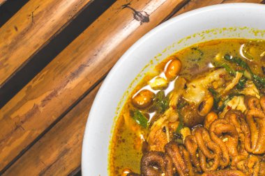 Eşsiz yemeklerle servis edilen tavuk lapası kasesi. Geleneksel tavuk lapası ve tavuk bağırsağı satay yemekleri. Endonezya 'dan özgün bir geleneksel. Endonezya 'dan geleneksel yemeklerin Macro fotoğrafı.