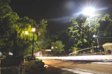 Gece radyoda hafif bir iz var. Gece yarısı yolun köşesindeki uzun pozlu fotoğraf.