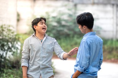 İnsanlar arasında anlaşmazlık, dostlukta sürtüşme. Arkadaşıyla anlaşmazlık yaşayan bir adam. İlişkide anlaşmazlık