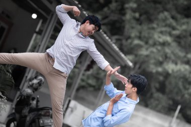 Bir erkek gibi sorunu çöz. Bir adam başka bir adamın yüzüne yumruk atar. Erkekler arasında dövüş