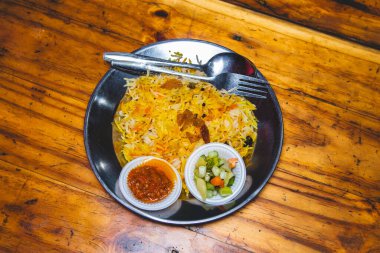 Tabakta servis edilen pirinç. Asya 'da bu pirince genellikle Kabuli pilavı ya da Mandhi pilavı denir. Bu tipik bir Orta Doğu yemeği..