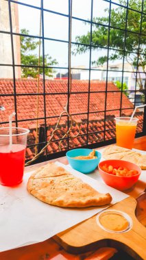 Fast food ve tatlı içecekler. Diğer insanlarla toplantılara hizmet ettim..