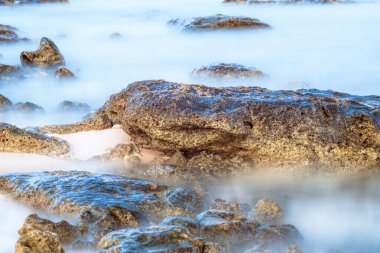 Mercan oluşumlarının uzun pozlama görüntüsü. Siste Saklı Deniz 'in Güzelliği.