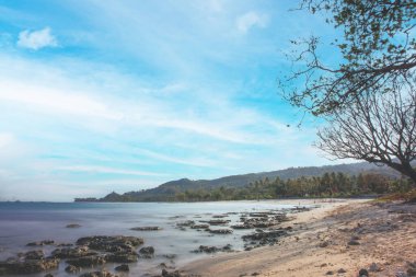 Mavi Gök 'le Huzurlu Cennet. Sessiz Özel Deniz Çerçeveli Lush Hills.