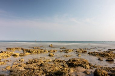 Huzurlu Mavi Derinlikler. Rahatsız edilmemiş Mercan Harikalar Diyarı.