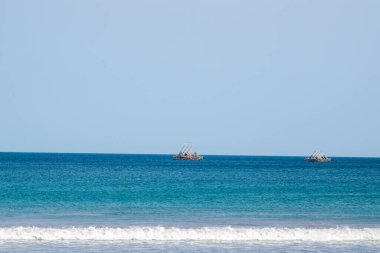 Geniş Mavi Okyanus ve Açık Gökyüzü. Mükemmel Deniz Kenarı Görünümü.