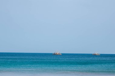 Geleneksel Yüzen Bagan 'lı Huzurlu Okyanus Sahnesi. Crystal Clear Plajı 'nda güneşli bir yaz günü.