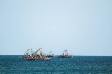 Blue Waters 'ın ortasında yüzen bir Bagan. Kristal Mavi Sularıyla Nefes Kesen Yaz Plajı. 