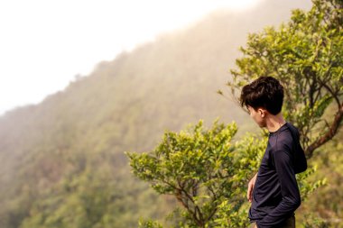 Zirvede Duran Adam, Doğanın Görkemi 'nde Sırılsıklam. Görkemli Dağların Görkemli Manzarası Çevrelenmiş Yaban Hayatı.