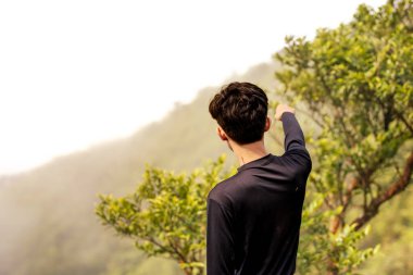 Doğa 'nın Zirvesi' ne Giden Yürüyüşçü. Kristal berrak Gökler ve Görkemli Dağ Manzaraları.