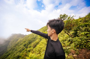 Bir Dağın Tepesinde Bir Adamın Huzurlu Anı. Görkemli Manzaralı Dağ Zirvesi.