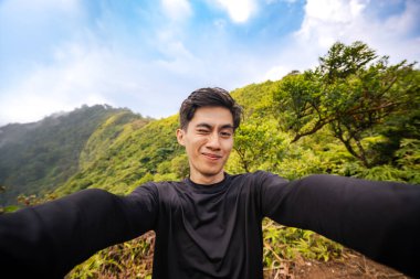 Mountain Peak 'ten Yürüyüşçü' nün Selfie 'si. Peak 'ten Manzaralı Huzur Dağı Manzarası.
