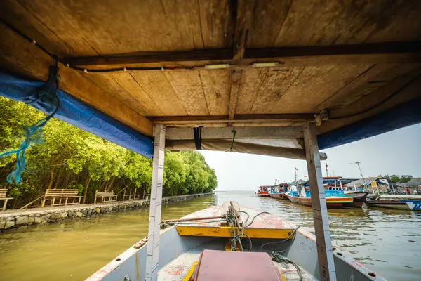 Geleneksel Balıkçı Teknesinin İçinden Estuary View. Balıkçı Kayığından Nehir Manzarası.