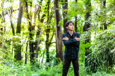 Ormanın derinliklerinde tek başına yürüyen bir adam kaygı hisseder. İnsan ormanda tek başına yürümeye can atar.