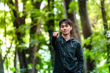 Durup seni işaret eden yakışıklı adam. Gençler dışarı çıkmanız için size meydan okuyor