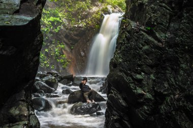 Kibirli adam dışarı çıkıp doğanın tadını çıkarman için sana meydan okuyor. Git ve meydan okuyacak bir şeyler yap..