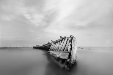 Siyah beyaz güzel bir gemi enkazı. Güzel sanatlar, deniz enkazının minimalist resmi..