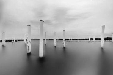 Dik dur. Sudaki sütunlar siyah beyaz. Minimalist sanat konsepti.