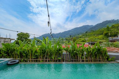 Olağanüstü Dağ Manzaralı Açık Havuz. Doğal Güzellikle Ferahlatıcı Sabah Manzarası.