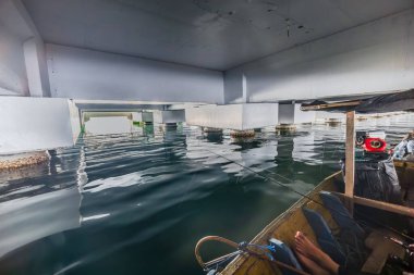 Sahil Köprüsü Altında Huzurlu Balıkçılık Sahnesi. Sessiz Deniz Üzerinde Huzurlu Ufuk.