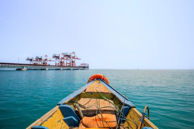 Geleneksel Tahta Teknede Sonsuz Yolculuk. Açık Bir Yaz Günü Sonsuz Mavi Ufuk.