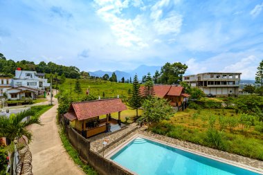 Çevresi yeşilliklerle çevrili kristal berraklığı havuzu. Açık Gökyüzü Altında Altın Alanlar.