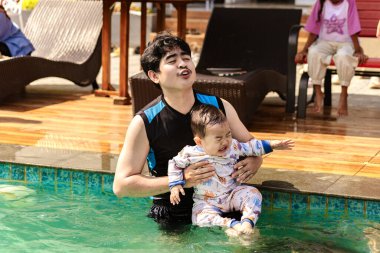 Yüzmeyi Sevmeyi Öğrenen Oyuncu Bebek. İlk Yüzme Deneyimi 'nde Baba Oğlan' a Yardım Ediyor.