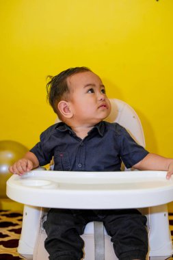 Oğlanın sevimli ifadesi. Ağlayan surat, küçük tatlı bebek..