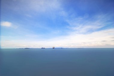 Uzun pozlu deniz manzarası. Manzara fotoğrafı. Deniz ve gökyüzü arasındaki ufuk çizgisi.