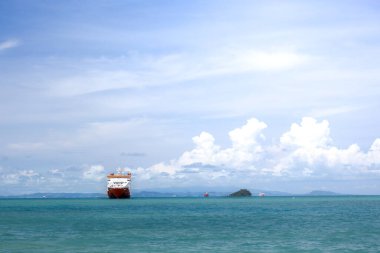 Güneşli Ufuk 'tan geçen feribot. Yanaşmadan önce geniş feribot pozisyonu