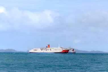 Güneşli bir günde feribot yolculuğu. Yolcu gemisi açık mavi gökyüzü altında