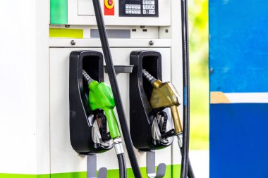 Benzin istasyonunun yakıt hortumunu kapat. Renkli benzin istasyonu başlığı