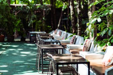 Minimalist sandalye, masa ve kafe yastığı. koltuk, sandalye, açık hava, yastık yastığı