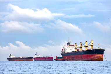 Offshore Zone 'da sanayi gemisi faaliyet gösteriyor. Açık mavi gökyüzünün altında büyük bir tekne