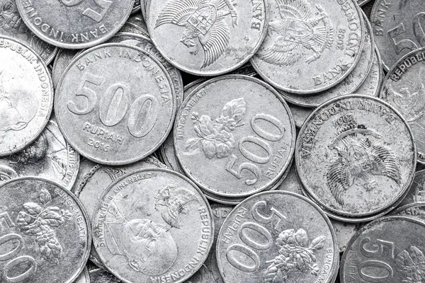 Endonezya Rupiah Sikkeleri Yakın plan. Endonezya 500 Rupiah madeni parası. Bozuk para yığını