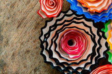 Renkli çiçekler gibi dizilmiş Kalem talaşlarının Macro Manzarası. Çiçek deseninde Kalem talaşı kullanan yaratıcı sanat kavramı