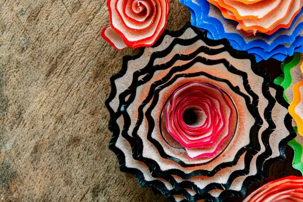 Renkli çiçekler gibi dizilmiş Kalem talaşlarının Macro Manzarası. Çiçek deseninde Kalem talaşı kullanan yaratıcı sanat kavramı