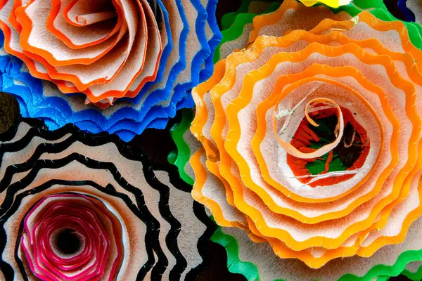 Çiçekleri andıran sarmal kalem talaşları, Artistik Arka plan. Renkli. Çiçek Şeklinde Kalem Kırıntılarını Kapat