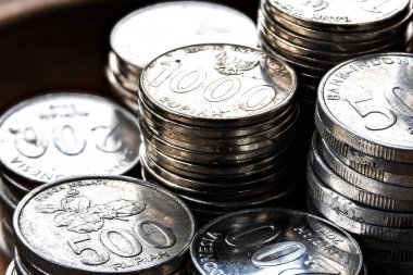 Endonezya Rupiah Paralarının Parlak Yakın Çekimi. Makro Çekim 500, 1000 ve 200 IDR Değer