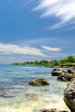 Rocky Fronground 'la Doğal Kıyı Hattı. Yumuşak Bulutlar ve Sığ Sularla Rüya Okyanusu Ufku.