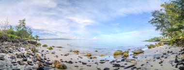 Mavi Gök Altında Rocky Tropikal Plajı. Uzak Tropikal Kıyı Çizgisi 'nde Sahne Görünümü