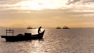 Yavaş Çekimde Gündoğumunda Balıkçı Döküm Ağı 'nın silueti. Altın Saatte Balıkçı Atan Ağ 'ın Sinematik Çekimi