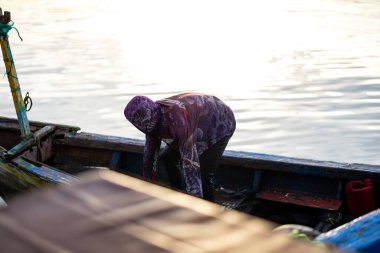 Geleneksel Teknede Balığa Hazırlanan Adam. Yerel Balıkçı Şafakta Oyuncuya Hazırlanıyor