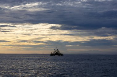 Sakin Deniz Üzerinde Gündoğumunda Geleneksel Yüzen Balık Yapısı