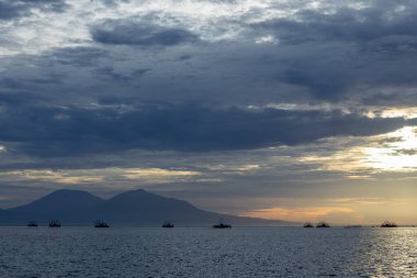 Sakin Deniz Üzerinde Gündoğumu 'nda geleneksel Yüzen Balık Yapısı. Geleneksel Okyanus Raftında Dağlık Ufuk Üzerinde Dramatik Gökyüzü