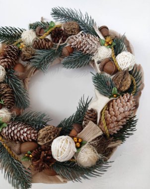 Noel çelengi, kozalaklar, yapraklar, boncuklar ve kar taneleri. Aile ve arkadaşlar için Tatil Dekorasyonu Hediyesi. Yeni yılın ev dekorasyonu farklı açılar el yapımı üst görünüm, yan görünüm